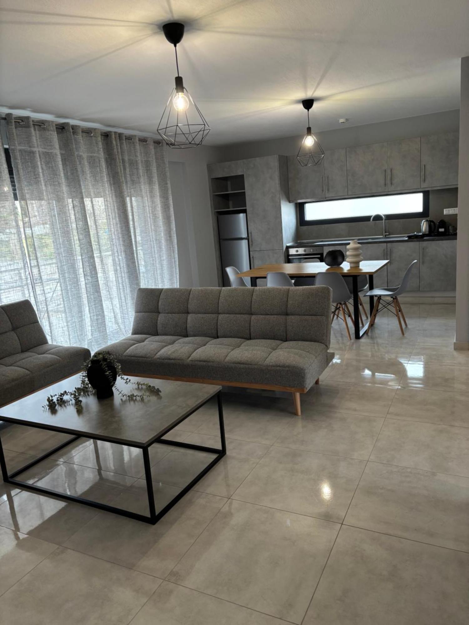 Elinor Apartment Flogita